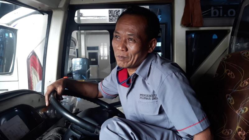 Rosidi Pengemudi bus Sinar Jaya. Foto: BeritaTrans.com dan Aksi.id.