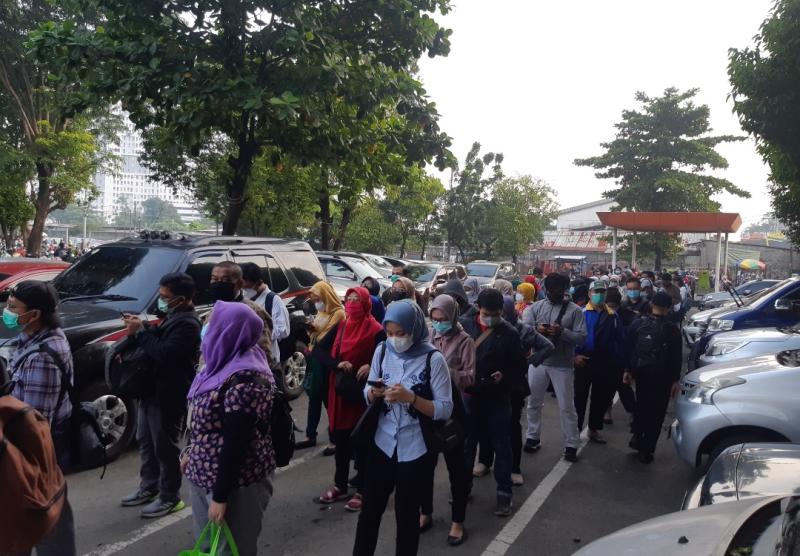Antrean panjang calon pengguna KRL di Stasiun Bekasi, Senin (3/5/2021) pagi.