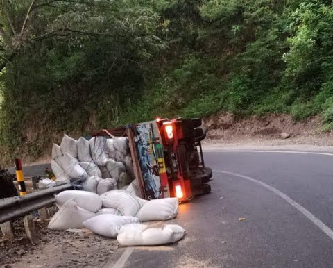 Truk pengangkut gabah terguling di tikungan Jalan Moh Manan Kota Batu. Foto: Istimewa