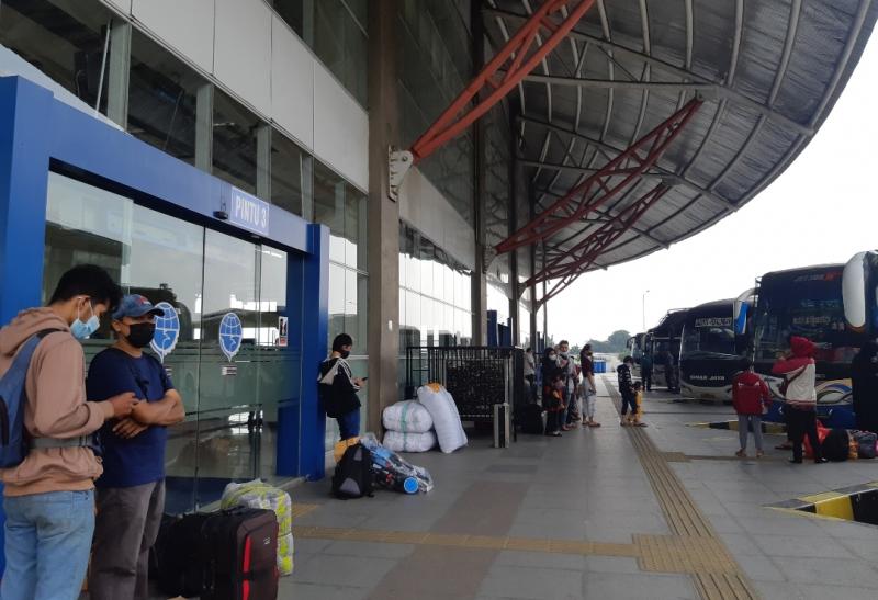 Keberangkatan penumpang di Terminal Pulo Gebang, Jakarta Timur, Senin (3/5/2021).