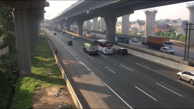 Ruas Tol Bekasi Timur di kedua arah ramai lancar pada Senin (3/5/2021) pagi. Foto: BeritaTrans.com.
