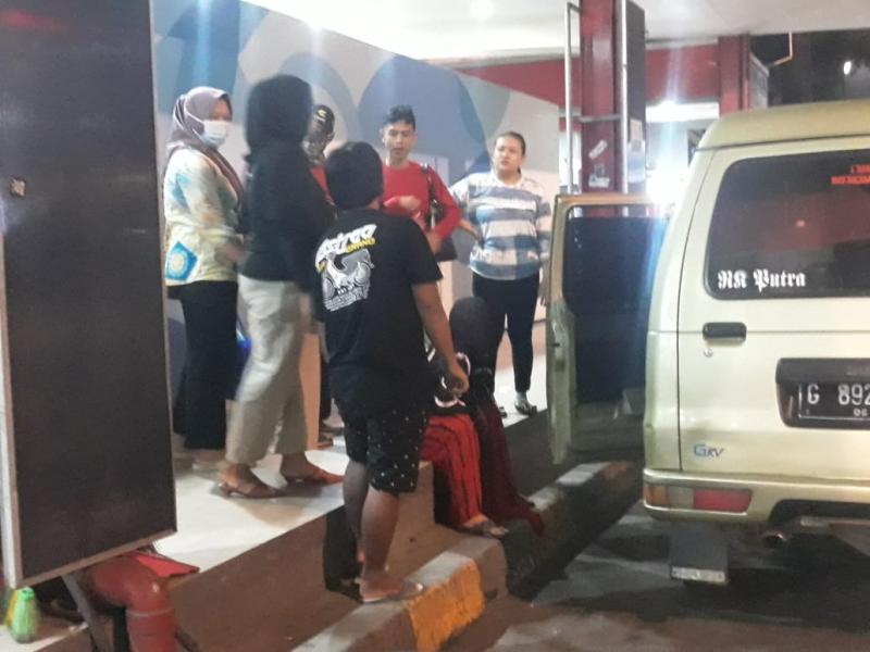 Pemudik Lebaran mampir di KM 19 Tol Cikampek untuk berbuka puasa, beristirahat dan mengisi BBM. Foto: BeritaTrans.com dan Aksi.id.