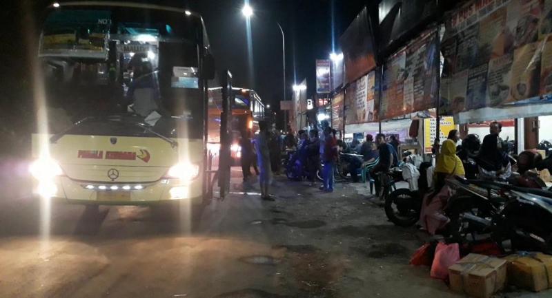 Pemudik Lebaran Serbu agen bus AKAP di kawasan Bulak Kapal, Bekasi, Selasa sore hingga malam, 4Mei 2021. Foto: BeritaTrans.com dan Aksi.id