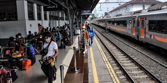 Suasana di Stasiun Pasar Senen.