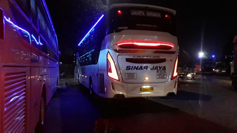 Ratusan bus Sinar Jaya layani pemudik Lebaran dan mampir di KM 19 Tol Cikampek, Selasa, 4 Mei 2021. Foto: BrritaTrans.com dan Aksi.id.