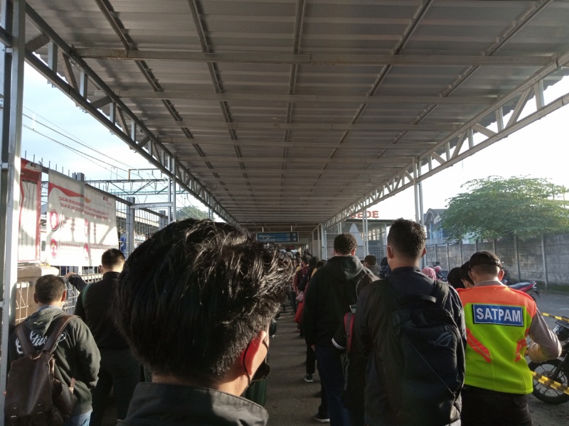 Antrean masuk gate Stasiun Bojong Gede (omy) 