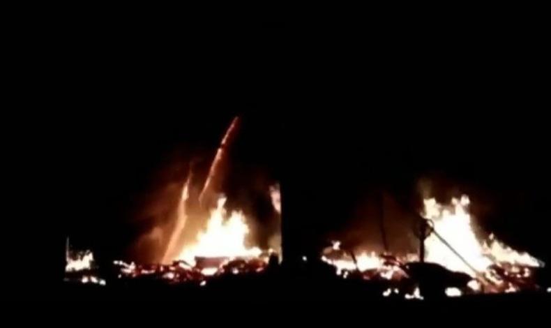 Kapal motor ludes terbakar di pelabuhan Juwana, Pati, Senin (3/5/2021) malam. (foto screenshot video amatir).