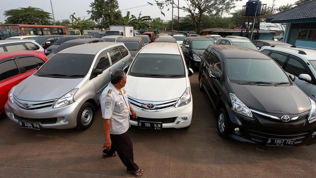 Mobil dinas dikumpulkan.