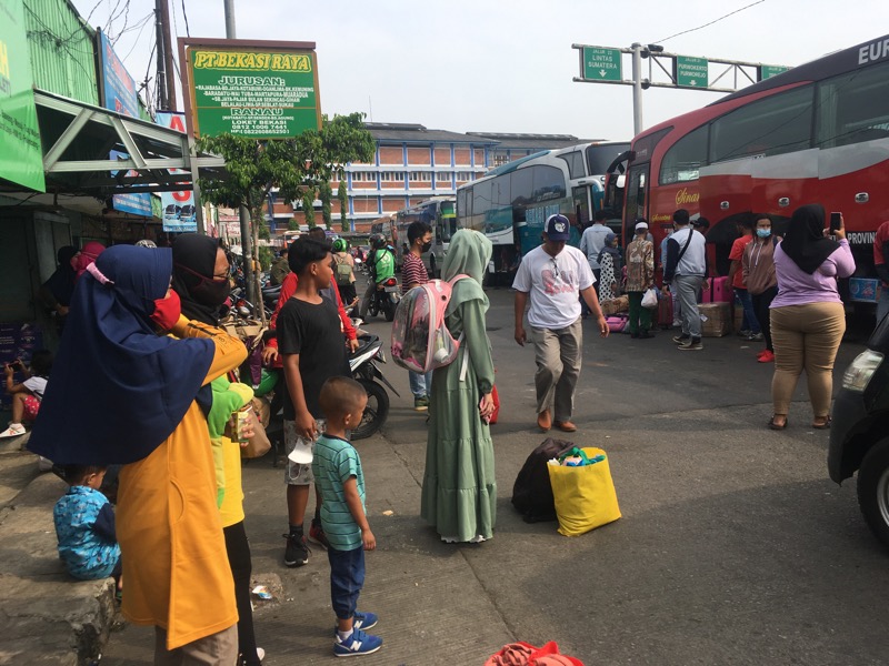 Sejumlah agen tiket bus Sumatera Kebanjiran penumpang di Terminal Kota Bekasi, Rabu (5/5/2021) pagi. Foto: BeritaTrans.com.