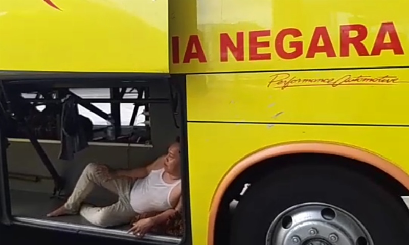 Suratman sedang istirahat di bagasi Bus Setia Negara jurusan Pekalongan-Jakarta di Terminal Pulo Gebang. Foto: BeritaTrans.com dan Aksi.id.