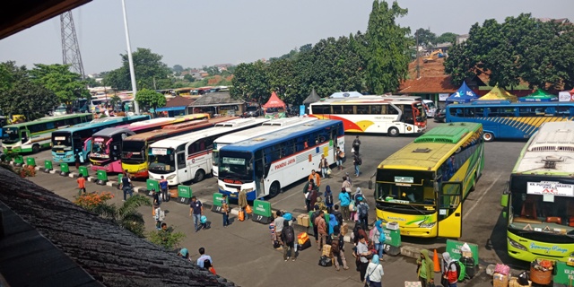 Calon penumpang saat menunggu keberangkatan bus di Terminal Kampung Rambutan, Jakarta.