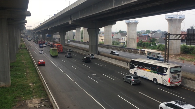 Tol Bekasi Timur mulai ramai bus AKAP dan AKDP menjelang larangan mudik, Rabu (5/5/2021) pagi. Foto: BeritaTrans.com.