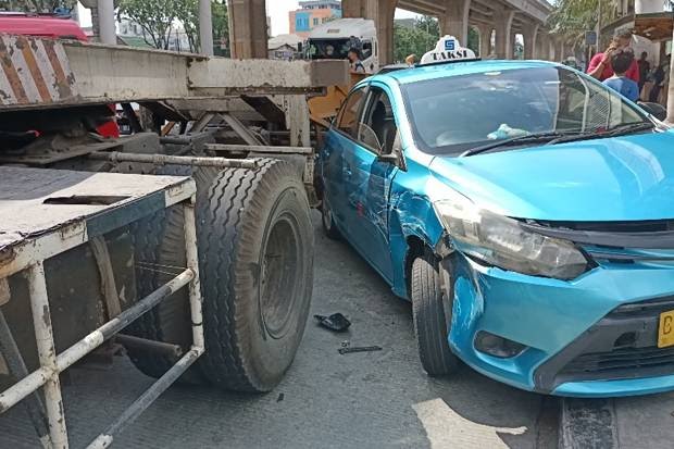 Truk trailer bernomor polisi B 9836 PD menabrak taksi degan nomor polisi B 1611 CTD di Jalan Yos Sudarso, Koja, Jakarta Utara arah Cawang.Foto/SINDOnews/Yohannes Tobing