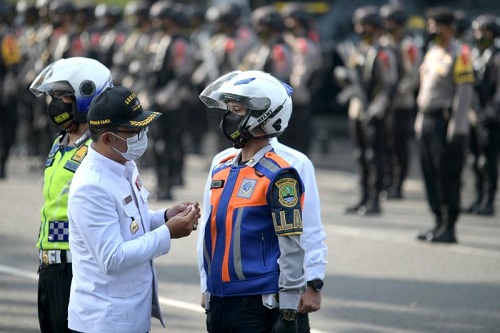 Gubernur Ridwan Kamil simbolis menyematkan tanda operasi. (Ist.)