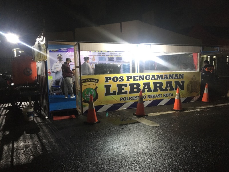 Posko pengamanan lebaran di depan Gerbang Tol Bekasi Timur, Kamis (5/5/2021) malam. Foto: BeritaTrans.com.