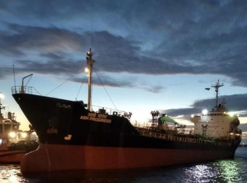Kapal tangker berbendera India di Pelabuhan Dumai