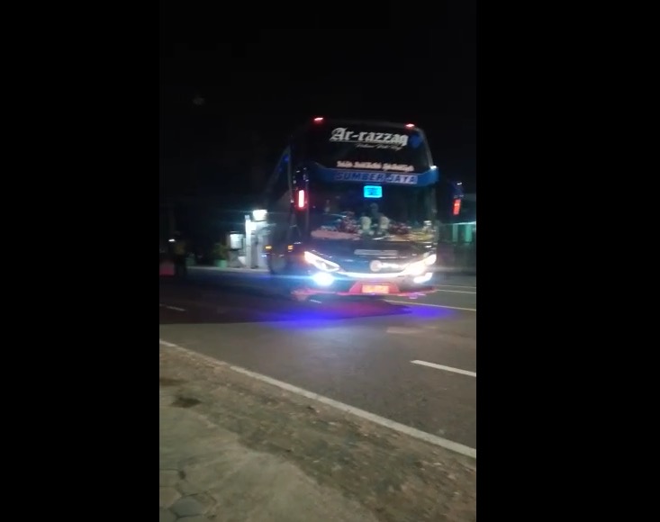 Puluhan bus AKAP putar balik di saat peraturan larangan mudik berlaku, Kamis (6/5/2021) dini hari. Foto: BeritaTrans.com/Ahmad GHTS