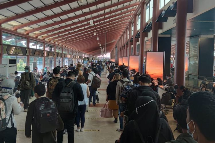 Bandara Soekarno Hatta di Tangerang, Banten, dipadati calon penumpang pada Rabu (5/5/2021). Para calon penumpang memanfaatkan hari ini untuk mudik ke kampung halaman karena mulai Kamis besok, larangan mudik sudah mulai berlaku. Foto: (KOMPAS.com/Ihsanuddin)