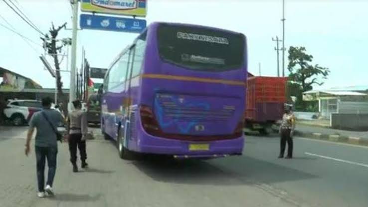 Bus yang diputar balik saat penyekatan pemudik di perbatasan weleri, Kabupaten Kendal, Jumat (7/5/2021) siang. Foto: Inews.id.