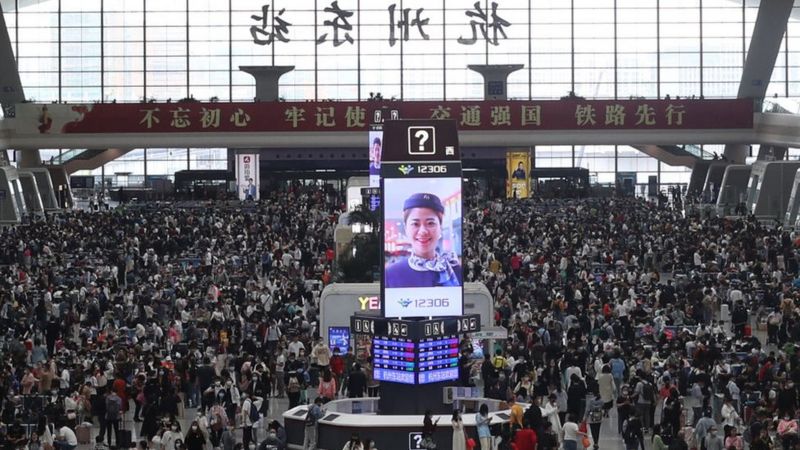 Stasiun Kereta Api Hangzhou dipadati khalayak pada hari keempat masa liburan Hari Buruh, pada 4 Mei 2021. (FOTO: VCG/GETTY IMAGES)