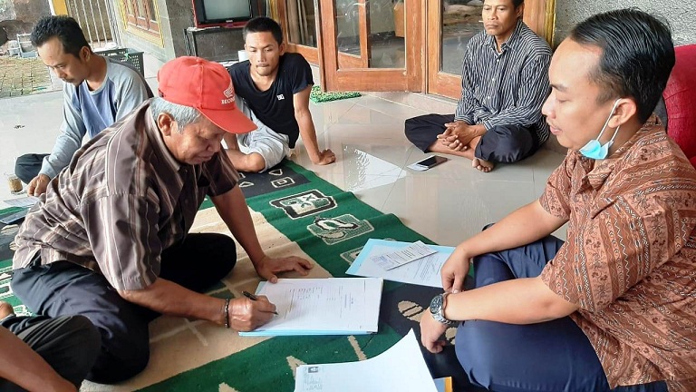 Pemilik warung kecil di Desa Sleman, Kecamatan Sliyeg, Indramayu, Jawa Barat dalam beberapa hari ini menandatangani akad kredit Program Kruwcil. (Ist.)
