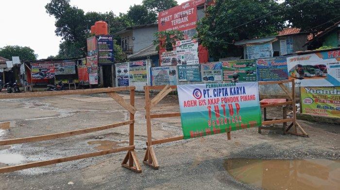 Salah satu pool pemberangkatan bus Antar Kota Antar Provinsi (AKAP) di Pondok Pinang, Jakarta Selatan juga menghentikan operasionalnya. Foto: Tribunnews.com.