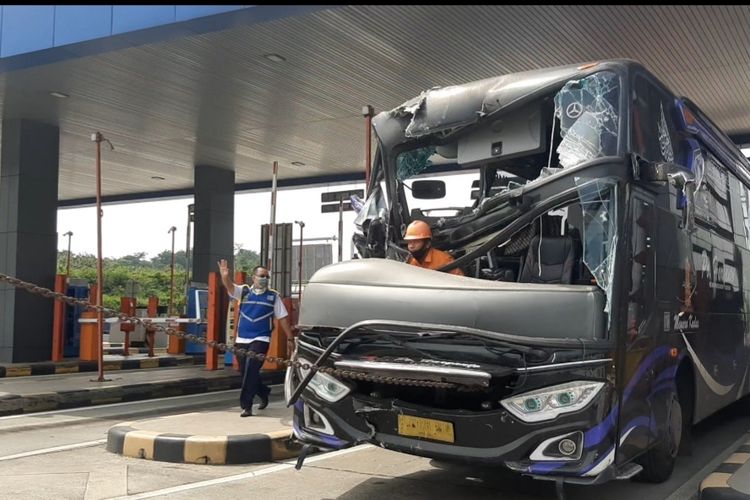 Evakuasi bus di tol kalikagkung semarang, Rabu (5/5/2021). Foto: Kompas.com.