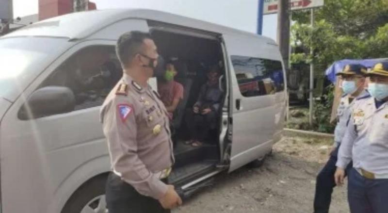 tvOne/ Teguh Joko Sutrisno (Semarang) Petugas gabungan razia travel gelap di Semarang, Jateng, Kamis, 29 April 2021.(foto:tvone)