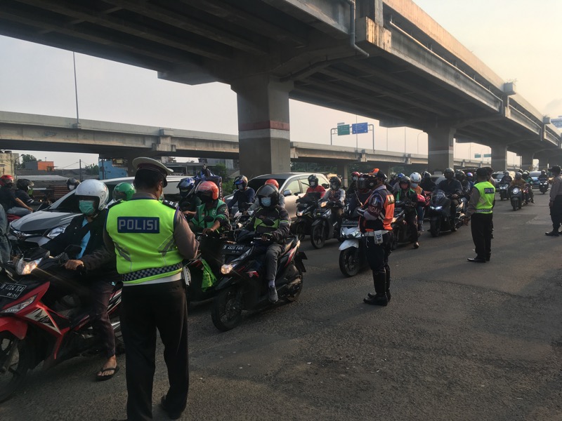 Petugas gabungan lakukan penjagaan di pos penyekatan di Jalan KH Noer Ali, Sumber Artha, Kalimalang, Bekasi Barat, Jumat (7/5/2021) sore.