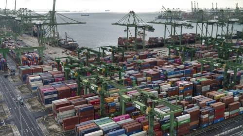 Pelabuhan termasuk Singapura telah melarang kapal untuk berganti awak kapal yang baru-baru ini melakukan perjalanan dari India © Bloomberg
