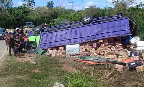 Foto: truk bermuatan sembako yang terbalik di jalan Trans Flores, Kabupaten Manggarai Barat, Jumat (7/5).