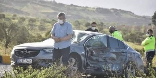 Bukannya Memikirkan Mobil Usai Kecelakaan, Pria Ini Malah Sholat Sujud Syukur Karena Selamat. (Foto: Twitter)