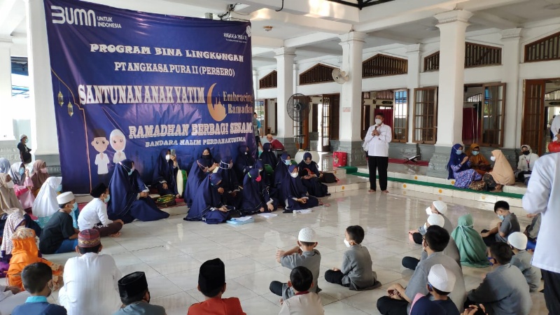 Penyerahan santunan Bandara Halim pada 200 anak yatim