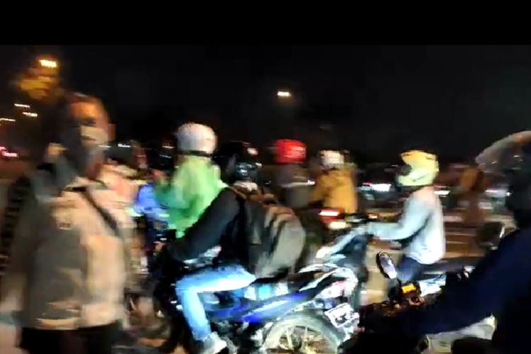 Tangkapan layar video pemudik motor menerobos Pos Penyekatan Bundaran Kepuh, Jalan Lingkar Luar Karawang. Foto: Kompas.com.