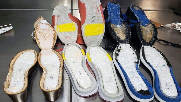 Foto: Kokain diselundupkan dalam sepatu (US Customs and Border Protection)