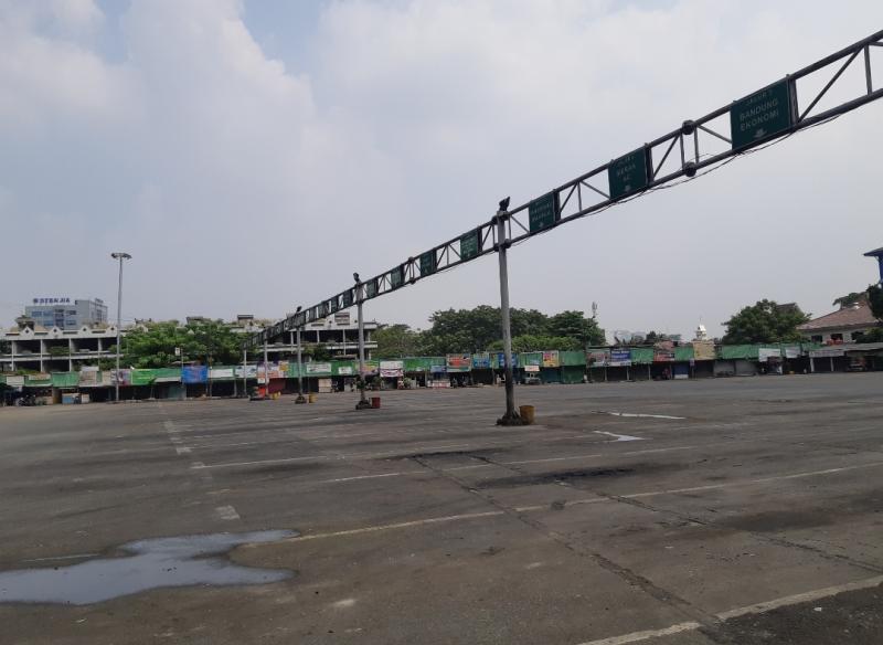 Jalur keberangkatan bus di Terminal Kota Bekasi, Sabtu (8/5/2021). Terminal masih dilayani dengan bus Jabodetabek dan Transjabodetabek untuk penumpang yang melakukan perjalanan non-mudik.