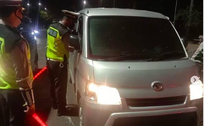 Polisi menindak minibus diduga travel gelap membawa pemudik. Foto: Inews.id