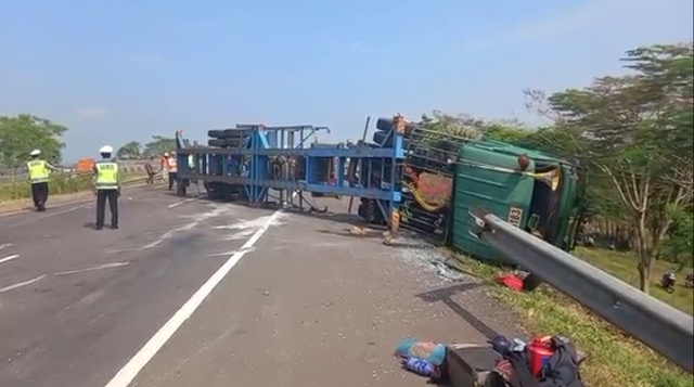 Truk kontainer terguling di ruas tol Cikopo-Palimanan (Cipali) KM 159 tepatnya di wilayah Kecamatan Kertajati, Kabupaten Majalengka, Jawa Barat pada Sabtu (08/05/2021). Foto: Kumparan.com.