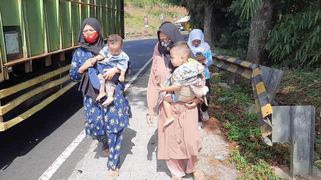 Satu keluarga nekat mudik jalan kaki ke Ciawi usai diminta putar balik saat memasuki Kabupaten Tasikmalaya. Foto: Kumparan.com.