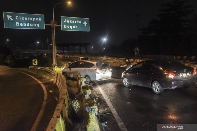 Sejumlah kendaraan menerobos pembatas jalan Tol Jakarta-Cikampek di Cikarang, Kabupaten Bekasi, Jawa Barat, Kamis (6/5/2021) dini hari. Cara tersebut diduga untuk menghindari petugas gabungan yang melakukan penyekatan arus mudik di Tol Cikarang Barat. (ANTARA FOTO)