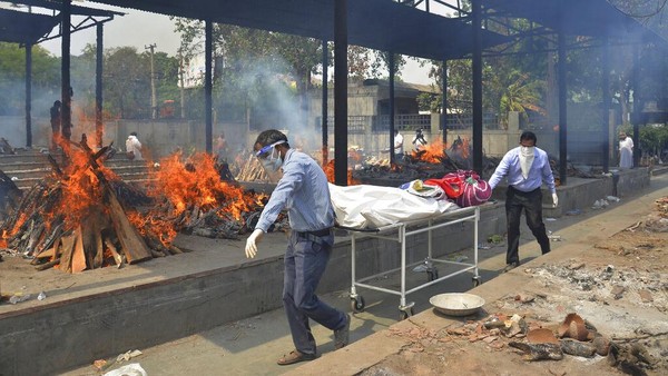 Proses kremasi jenazah korban virus Corona di India (dok. AP Photo/Amit Sharma)