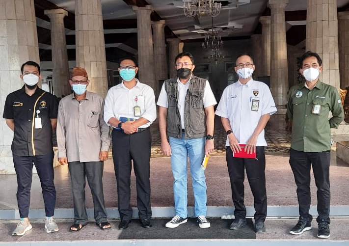 Perwakilan warga Desa Lamaran Tarung Warjaya, Anggota DPR R.I Ono Surono dan Ketua NU H. Juhadi foto bersama di depan Pendopo Pemkab Indramayu. (Ist.)