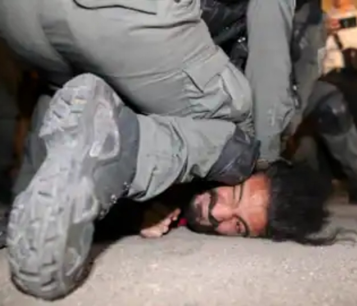 Pasukan keamanan Israel menahan seorang pria Palestina saat terjadi konfrontasi ketika beberapa keluarga Palestina menghadapi penggusuran di lingkungan Sheikh Jarrah di Yerusalem Timur, pada 4 Mei 2021. (Foto: AHMAD GHARABLI / AFP).