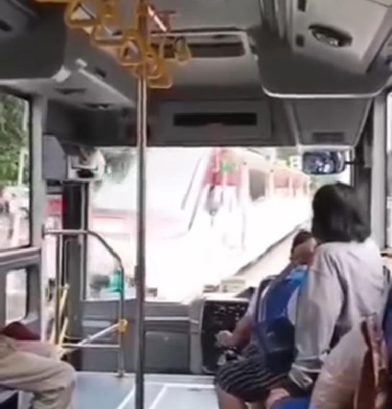 Potongan gambar detik-detik KA mencium bus Solo Trans.(Ist)