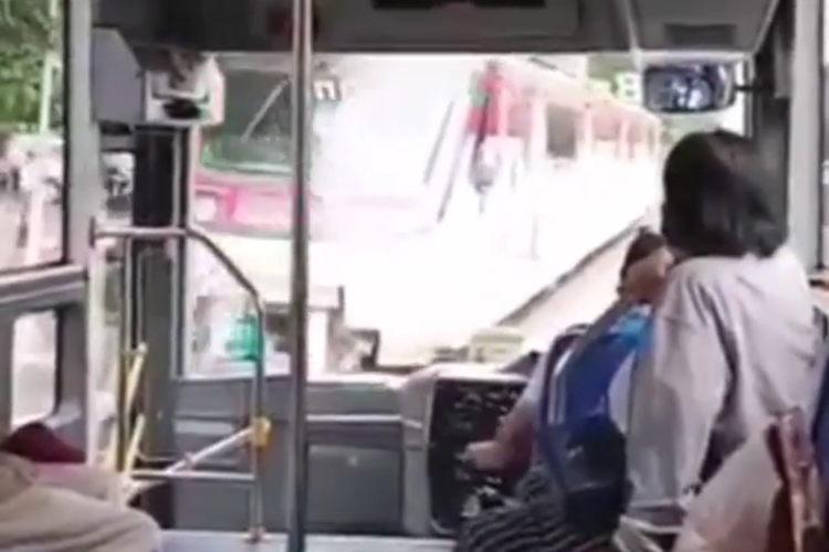 video detik-detik kereta serempetan dengan bus. Foto: Kompas.com.