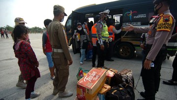 Ilustrasi mobil travel angkut pemudik. Foto: CNNIndonesia.com.