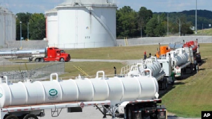 Truk-truk BBM antre di fasilitas milik Colonial Pipeline Co. di Pelham, Alabama, 16 September 2016.