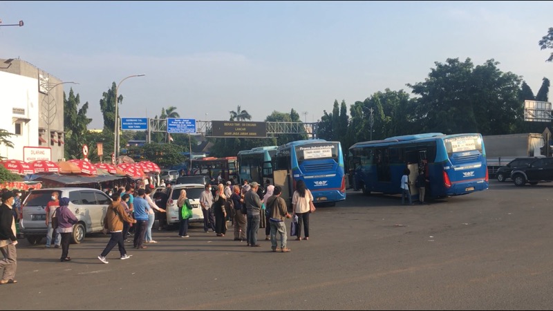 Bus Kota berbaris di depan Gerbang Tol Bekasi Timur, Senin (10/5/2021) pagi. Foto: BeritaTrans.com.