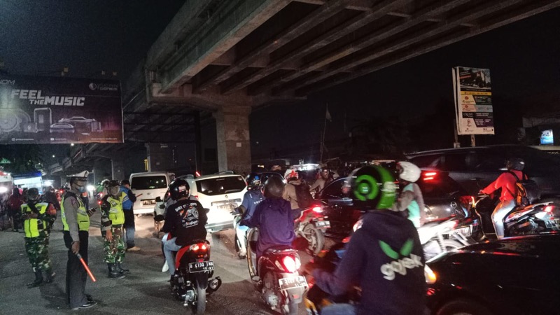 Personel 3 pilar Bekasi terus memantau kendaraan melintas di Sumber Artha, Kalimalang, Bekasi, Minggu (9/5/2021). Foto: Polres Metro Bekasi.