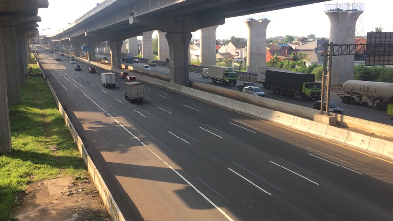 Kendaraan melintas Tol Bekasi Timur dikedua arah ramai lancar, Senin (10/5/2021) pagi. Foto: BeritaTrans.com.